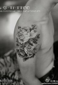 Strattu di tatuatu di fiore à una strata in strati