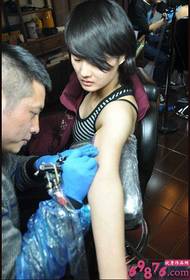 Girl's arm in patroon tattoo proces foto