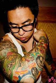 კაცი მკლავი თამაშის ხასიათის tattoo სურათი