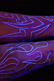 een set fluorescerende tatoeages van onzichtbare tatoeages