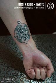 Згодан узорак за тетоважу компаса за слике