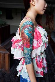 아름다움 횡포 한 전통적인 오징어 팔 문신 사진