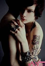 Le ragazze europee e americane armano immagini creative del tatuaggio