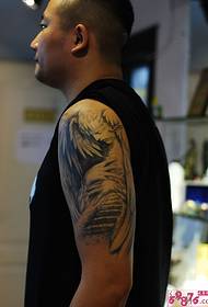 男人手臂歐美天使紋身圖片