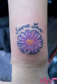 Arm daisy e nang le litšoantšo tsa tattoo ea english