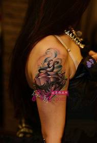 Creatieve paarse grote diamanten arm tattoo foto