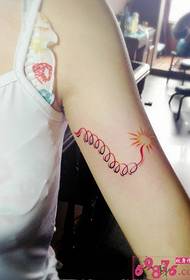 Imagen creativa del tatuaje del pequeño brazo de chispa