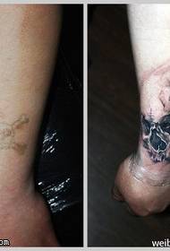 бјесомучно ужасан узорак тетоваже лобање