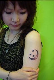 Piękna kobieta ramię piękny wygląd księżyca pięcioramiennego obrazu tatuażu gwiazdy