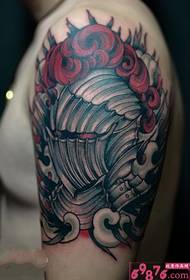 Immagini alternative del tatuaggio del braccio alternativo del casco medievale europeo ed americano