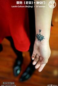 Pola tattoo lebah saeutik alus