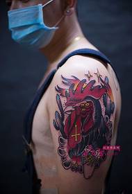Foto di tatuaggio di bel ragazzo braccio prepotente personalità gallo
