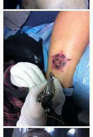 Bel modello di tatuaggio lettera J