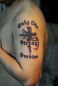 Volledige cross-tattoo met Engelse arm