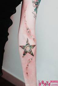 Immagine creativa del tatuaggio del braccio del cielo stellato