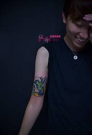 Foto di tatuaggi colorati con braccio di moda colibrì