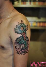 Schattige kleine dinosaurus arm tattoo foto