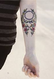 Immagine del braccio tatuaggio foglia piccola