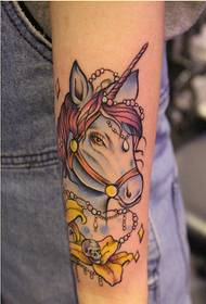 Immagine del modello del tatuaggio del cranio dell'unicorno di colore di modo del braccio di personalità