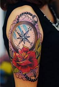Slika modne ženske ruke lijepa ruža kompas tetovaža slika