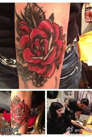 Захоплюючий палаючий візерунок татуювання троянди