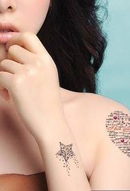 Fotografia e modelit të tatuazheve të modelit të tatuazheve të yjeve të bukur