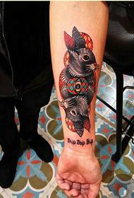 Immagine del modello del tatuaggio del coniglio di aspetto bello del braccio alla moda