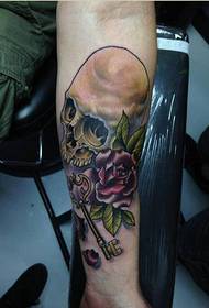 Brazo personalizado apuesto cráneo rosa flor clave tatuaje foto