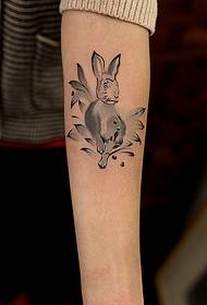 عکس الگوی تاتو خرگوش زیبا به نظر می رسد بازوی شیک