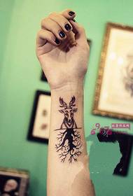 Ustvarjalno drevo z jelenovo roko sliko tatoo