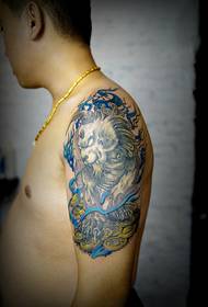 Mga braso ng mga lalaki na naka-domino sa leon na tattoo tattoo na larawan