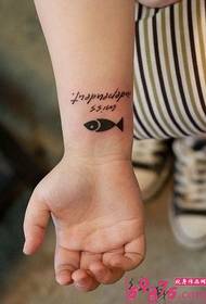 Gadis lengan gambar tato karakter ikan kecil
