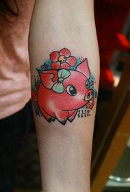Tytön käsivarsi näkyy porsaan tatuointikuvassa