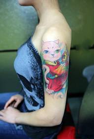 O braço da garota vestindo imagens de tatuagem de gato de túnica vermelha