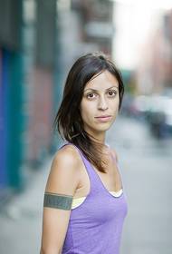 Ragazza batu ritrattu di tatuaggi