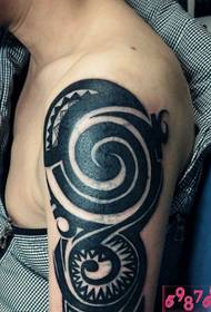 Ọkunrin ihamọra eniyan Maya totem tatuu aworan