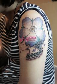 Слика од тетоважа со розова цреша гејша