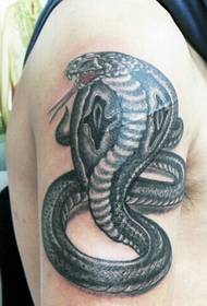 Super gepersonaliseerde slangen-tatoeage op de arm