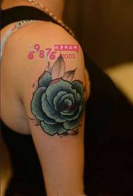 Image de tatouage de fleur bras bleu rose