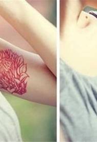 女生手臂红色莲花唯美优雅女人纹身图片