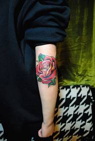 紅玫瑰花臂紋身圖片