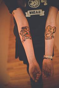 Geanimeerde leeuwenkoning arm tattoo foto