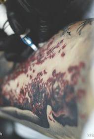 Motif de tatouage de belle prune rouge vif