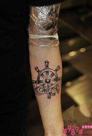 Immagine creativa del tatuaggio del braccio del timoniere della nave