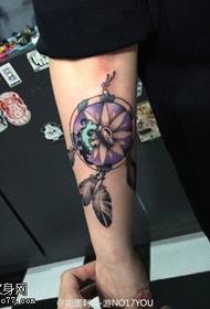 fotografi tatuazhe tërheqëse e ëndrrave me ngjyrën e krahut