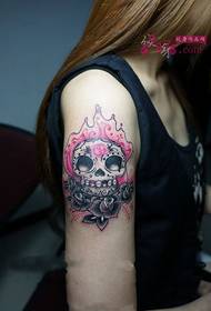 Mga kulay rosas na fireworks skull arm tattoo