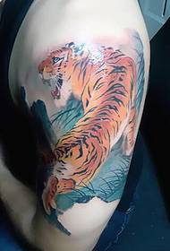 Personeco vira brako moderna stilo tigro tatuaje ŝablono bildo
