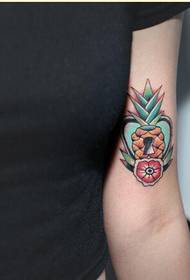 Perséinlechkeet weiblech Aarm schéi faarweg kleng Ananas Tattoo Foto Bild