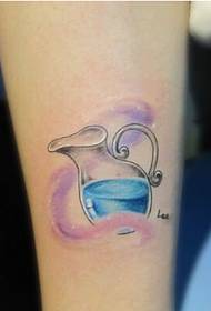Vakker ser liten vannflaske tatoveringsbilde på armen