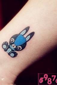 Slika djevojka ruku crtić tetovaža zeca